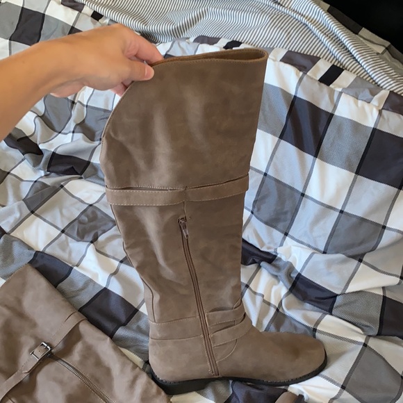 *SOLD* Over the knee boots. NEVER worn size9. - Picture 4 of 5